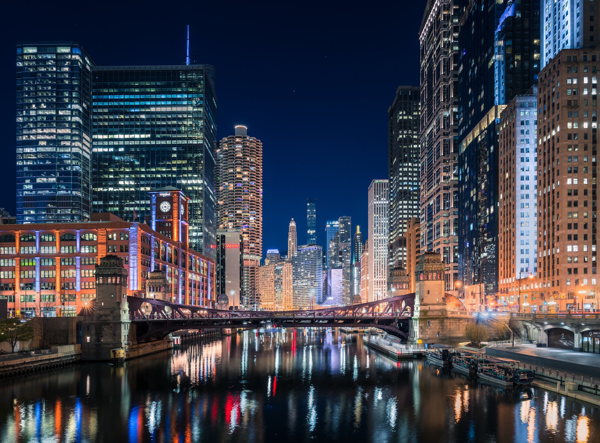 Un paisaje urbano super nítido en la hora azul